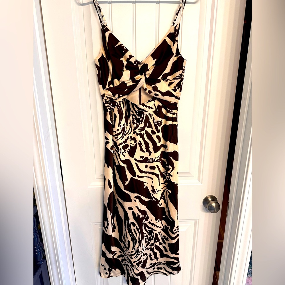 Cocktail dress with cutout and fun print